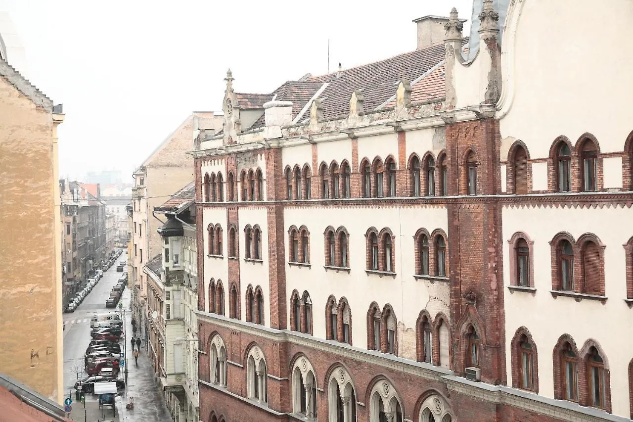 Maverick Central Market Budapest Hostel
