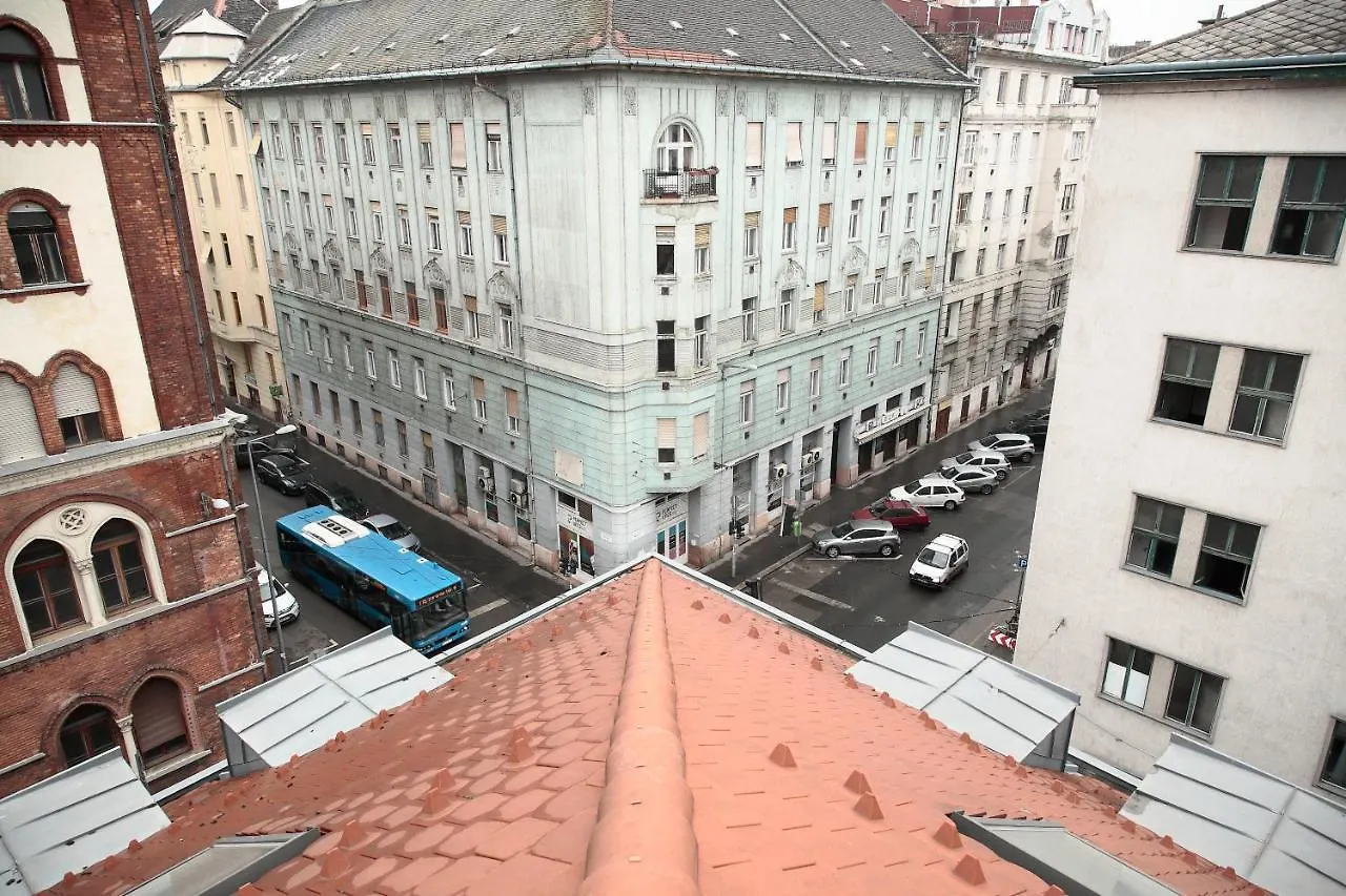 Maverick Central Market Budapest Hostel